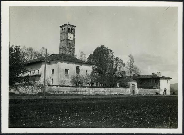 Rado - Santuario di Santa Maria. Veduta del complesso e della torre della chiesa dal lato dei campi.