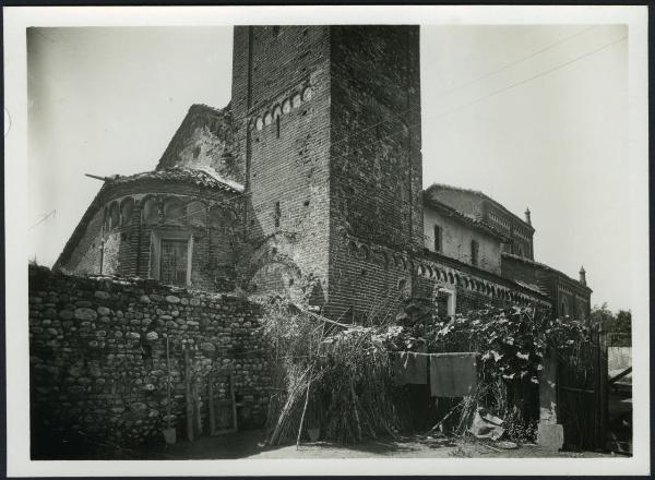 Oldenico - Chiesa parrocchiale di S. Lorenzo. Esterno, ripresa d'angolo del campanile e della struttura della chiesa, particolare.