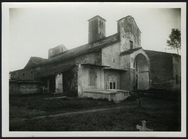 Casalvolone - Chiesa di San Pietro. Veduta della facciata e del fianco sinistro dal cimitero.