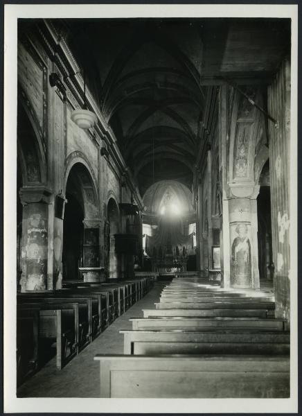 Armeno - Chiesa parrocchiale dell'Assunta. Interno, veduta della navata centrale verso l'altare maggiore.