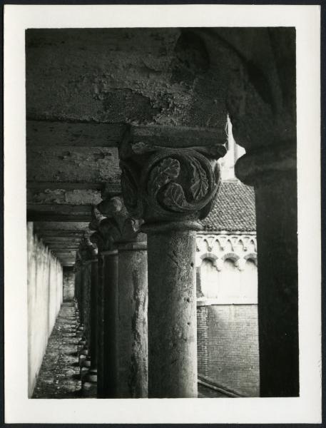 Vercelli - Basilica di S. Andrea. Esterno, particolare dell'ordine di colonnine della galleria.