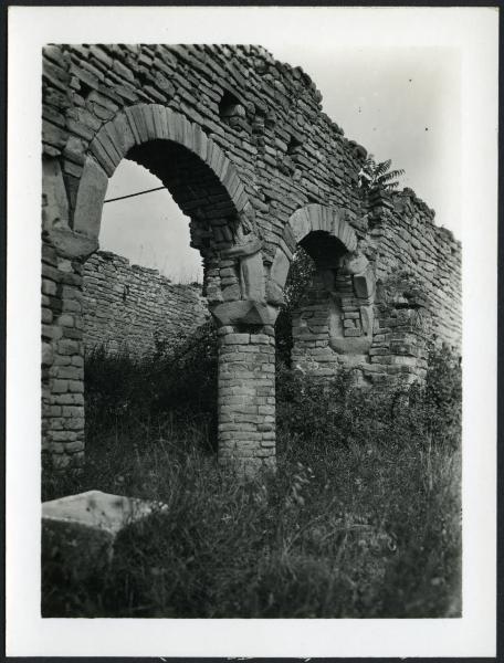 Novello - Ruderi della Chiesa di Santa Maria (?). Particolare di muratura con due archi.