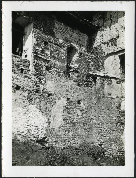 Caltignaga - Ex Chiesa di S. Lupo [ora laboratorio artigianale]. Veduta delle mura esterne, particolare.