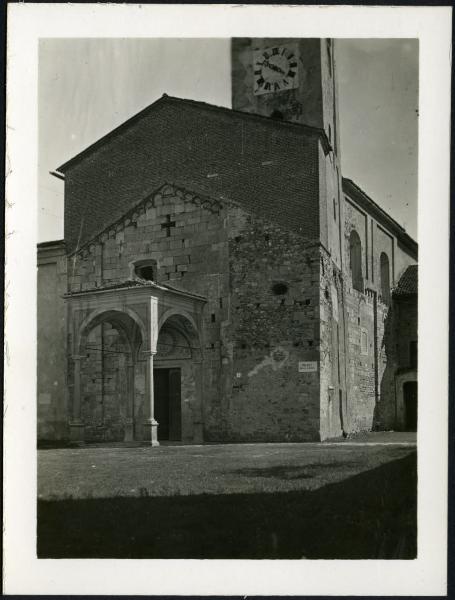 Varallo Pombia - Chiesa parrocchiale dei Ss. Vincenzo e Anastasio. Veduta della facciata.