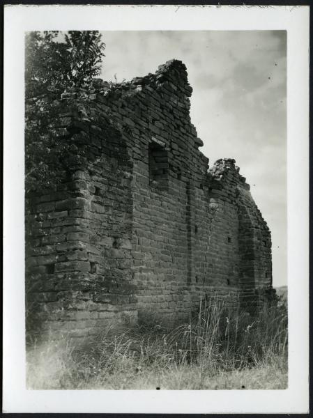 Novello - Ruderi della Chiesa di Santa Maria (?). Particolare di un muro.