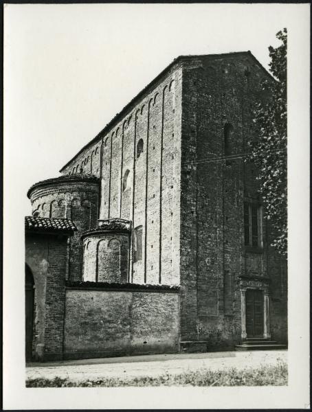 Sezzadio - Chiesa di S. Giustina. Veduta della facciata e del fianco sinistro.