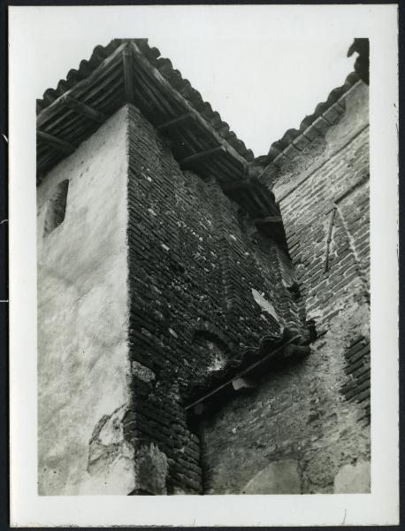 Caltignaga - Ex Chiesa di S. Lupo [ora laboratorio artigianale]. Ripresa dal basso del campanile, particolare della muratura.