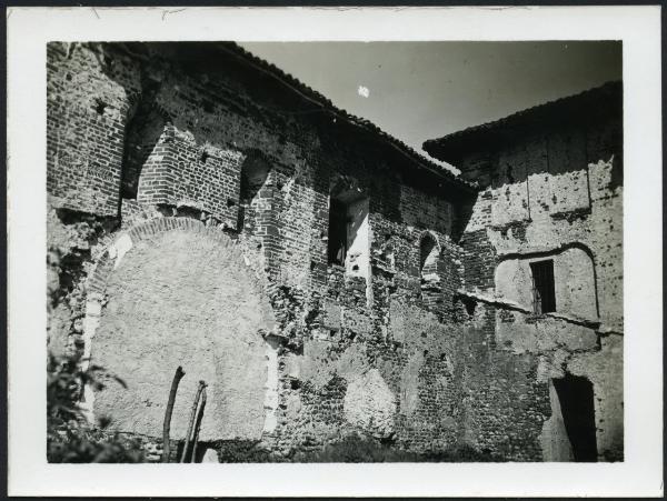 Caltignaga - Ex Chiesa di S. Lupo [ora laboratorio artigianale]. Particolare della mura esterne.