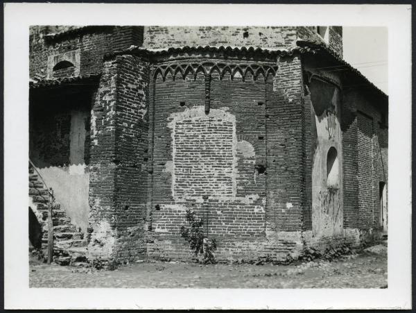 Caltignaga - Chiesa parrocchiale di Santa Maria Assunta. Veduta esterna dell'abside.