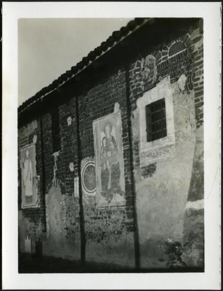 Sologno di Caltignaga - Oratorio dei Ss. Nazzaro e Celso. Veduta di un muro esterno con affreschi.