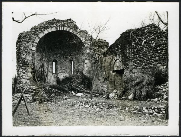 Cavaglio d'Agogna - Ruderi della Chiesa di S. Ambrogio. Veduta dell'abside..