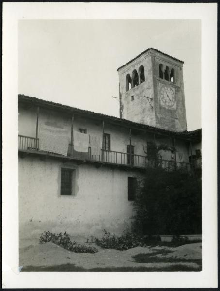 Castelletto Cervo - Chiesa dei SSan Pietro e Paolo, ex monastero cluniacense di San Pietro alla Garella. Veduta della torre campanaria dal lato del monastero.