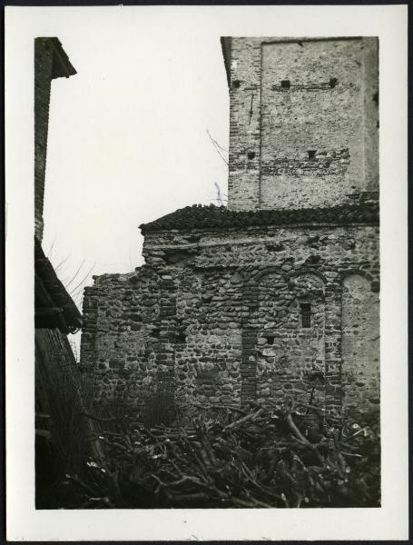 Suno - Chiesa di S. Genesio. Particolare delle mura esterne.