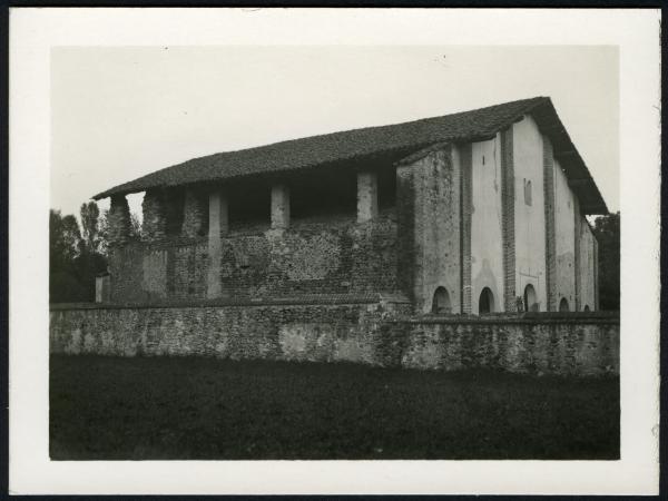 Piane Sesia - Pieve di Santa Maria di Naula. Veduta della facciata e del fianco sinistro.