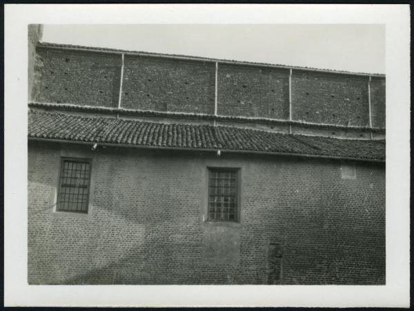 S. Genuario - Abbazia. Esterno, veduta del fianco nord, particolare della muratura.