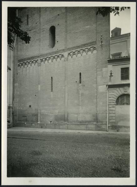 Vercelli - Duomo. Esterno, particolare delle mura del campanile.