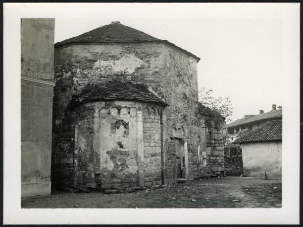 Cureggio - Battistero. Esterno, veduta di una delle quattro absidiole.