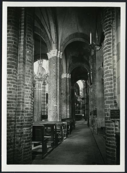 Vercelli - Chiesa di S. Bernardo. Interno, veduta della navatella laterale di destra.