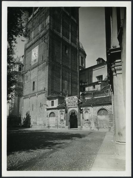 Vercelli - Duomo. Veduta della torre campanaria sul lato destro della chiesa, particolare.