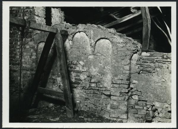 Rado - Santuario di Santa Maria. Interno, particolare dei resti di un muro.