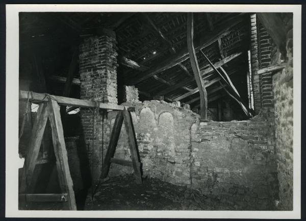 Rado - Santuario di Santa Maria. Interno, particolare di un muro con la traccia di piccoli archi.