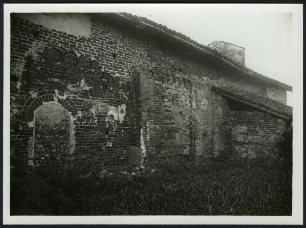 Casalvolone - Chiesa di San Pietro. Particolare del muro a nord.