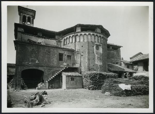 Vercelli - Abbazia di S. Benedetto di Muleggio. Esterno, veduta del lato posteriore con l'abside.