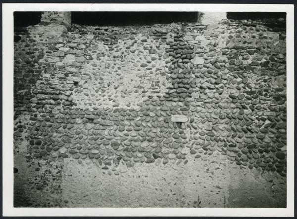 Piane Sesia - Pieve di Santa Maria di Naula. Particolare di un muro esterno lavorato a spina di pesce.