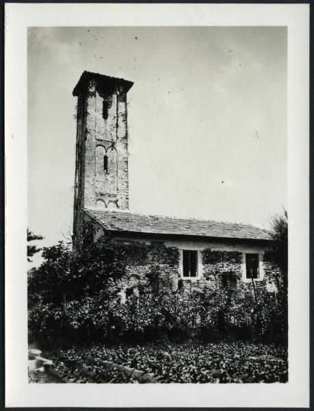 Romagnano Sesia - Chiesa di S. Martino di Breclema. Veduta della chiesa dai campi.