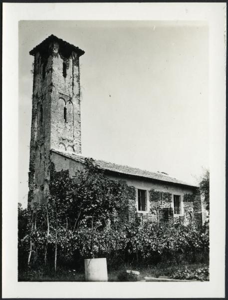 Romagnano Sesia - Chiesa di S. Martino di Breclema. Veduta posteriore della chiesa.