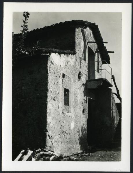 Pombia - Ex Chiesa di S. Martino. Veduta di scorcio della facciata.