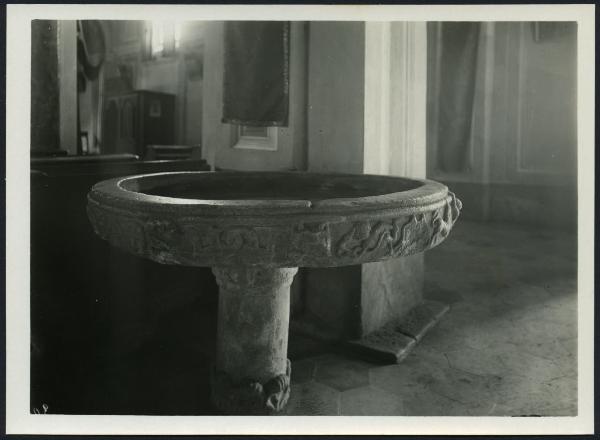 Castelletto Cervo - Chiesa dei SSan Pietro e Paolo, ex monastero cluniacense di San Pietro alla Garella. Interno, acquasantiera in pietra.