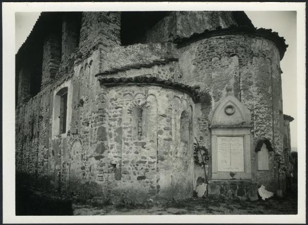 Piane Sesia - Pieve di Santa Maria di Naula. Veduta esterna delle absidi.