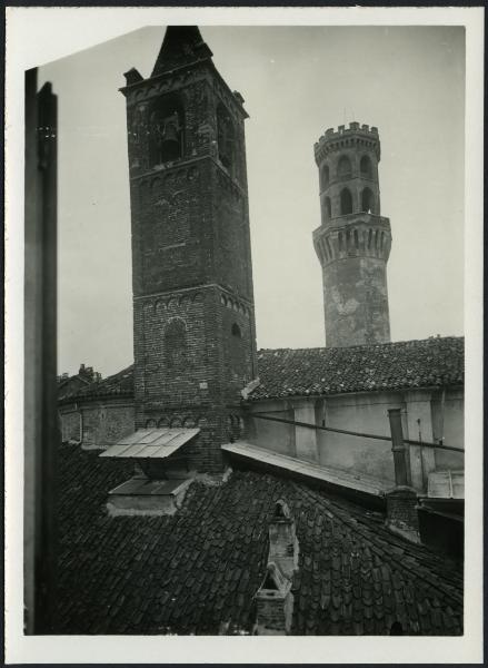 Vercelli - Chiesa di S. Michele. Veduta dai tetti del campanile della chiesa e della retrostante torre dell'Angelo.