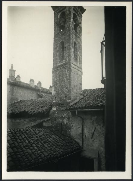 Vercelli - Chiesa di S. Vittore. Veduta del campanile dai tetti.