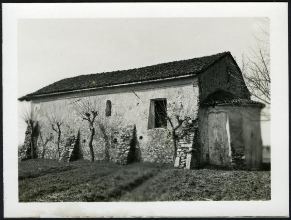 Cressa - Oratorio di S. Giulio. Esterno, veduta del fianco destro e dell'abside.