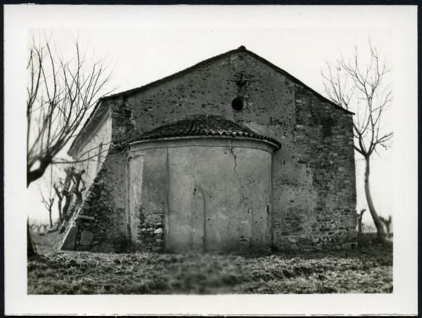 Cressa - Oratorio di S. Giulio. Esterno, veduta del lato posteriore con l'abside.