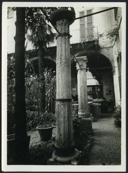 Novara - Parrocchia di S. Eufemia. Cortile, colonne provenienti dall'antico Duomo.