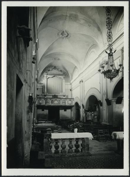 Pombia - Chiesa parrocchiale di S. Vincenzo. Interno, veduta della navata dall'abside.