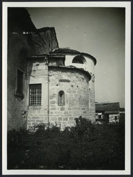 Crusinallo - Chiesa parrocchiale di S. Gaudenzio. Esterno, veduta delle absidi.