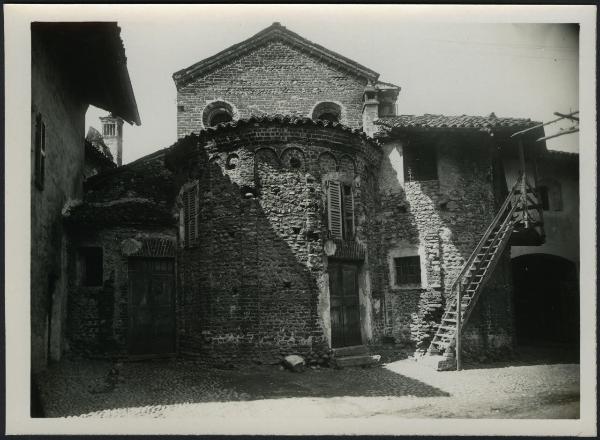 Carpignano Sesia - Chiesa di San Pietro. Esterno, veduta delle absidi.