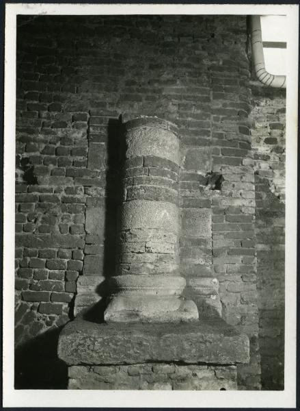 Vercelli - Resti dell'originaria Chiesa di Santa Maria Maggiore. Particolare di un frammento di colonna.