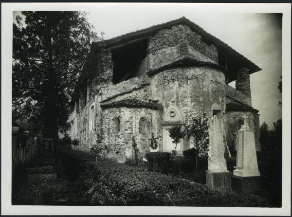 Piane Sesia - Pieve di Santa Maria di Naula. Esterno, veduta dal cimitero dell'abside triconca.