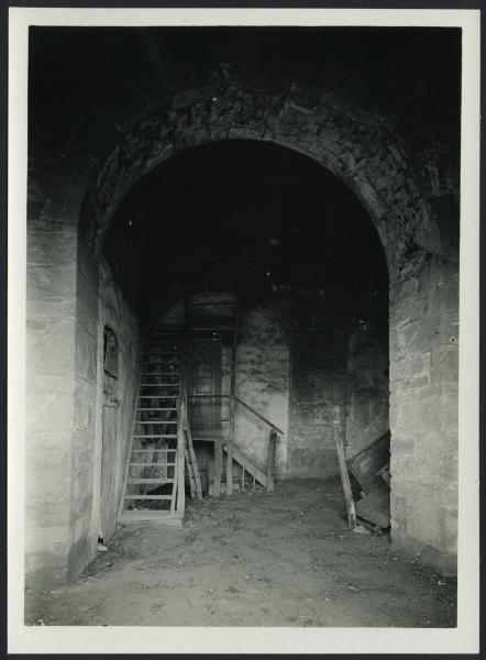 Sala Biellese - Abbazia della Bessa. Interno, particolare di un arco.