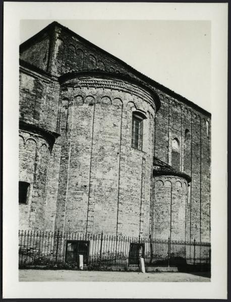 Sezzadio - Chiesa di S. Giustina. Esterno, veduta dell'abside triconca.