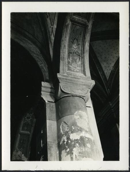 Armeno - Chiesa parrocchiale dell'Assunta. Interno, particolare del capitello e del sottarco di un pilastro.