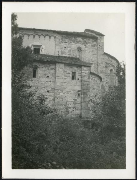 Pallanza - Chiesa di S. Remigio. Esterno, veduta di una fiancata con l'abside.