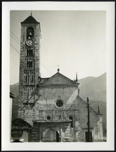 Crevoladossola - Chiesa parrocchiale dei SSan Pietro e Paolo. Veduta della facciata col campanile.