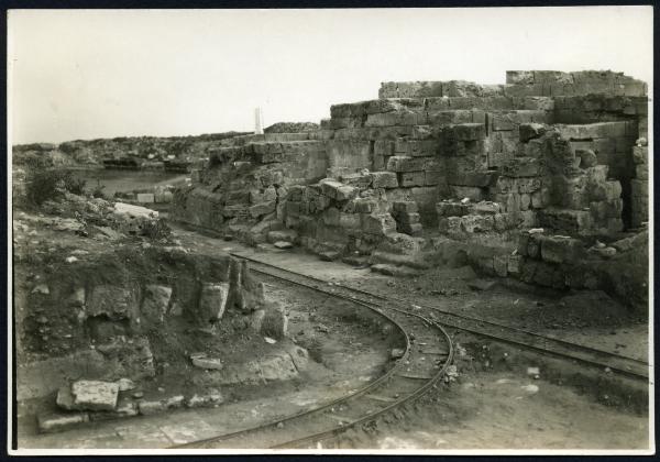 Sabratha - Resti di edifici a nord del Tempio di Giove e strada ferrata per i lavori di scavo.