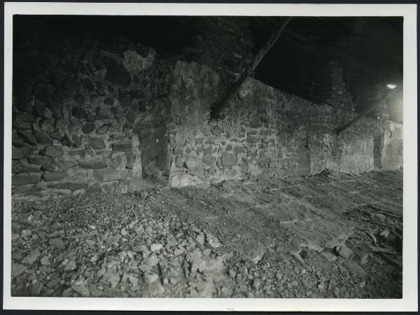 Piane Sesia - Pieve di Santa Maria di Naula. Esterno, particolare del tetto sopra le navate.